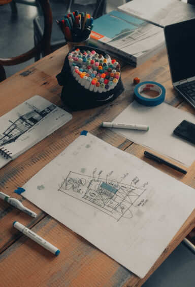 Croquis d'amnénagement intérieur sur un bureau d'architecte. Photo by Ryan Ancill on Unsplash