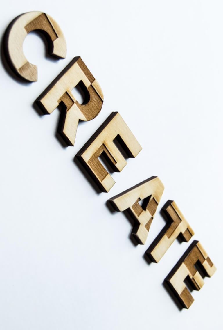 Lettres en bois formant le mot create