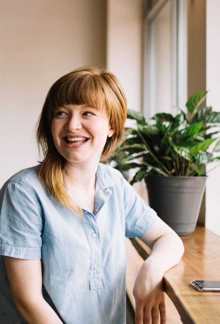 Femme souriante assise en intérieur