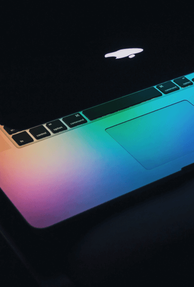 Macbook pro allumé dans l'obscurité